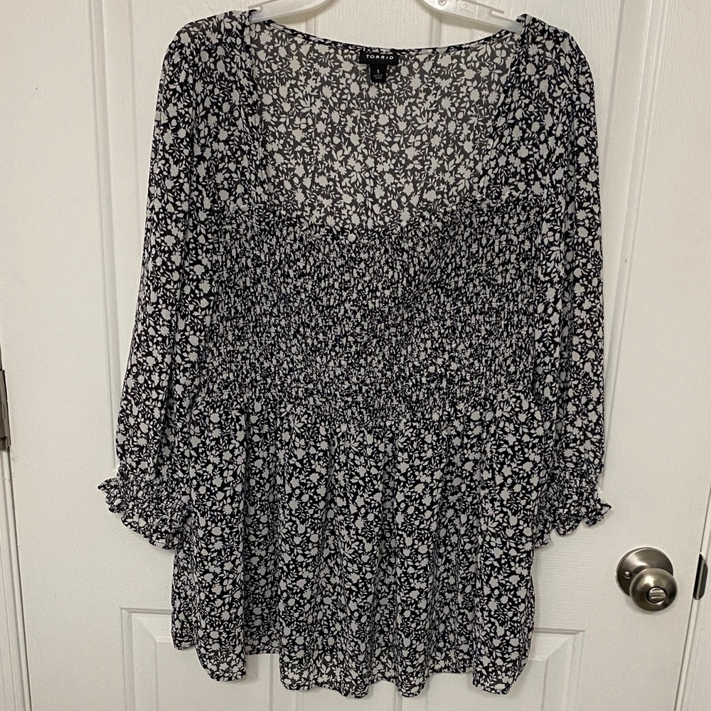 Top shirt Torrid 1 black white floral babydoll smocking 3/4 sleeve woman